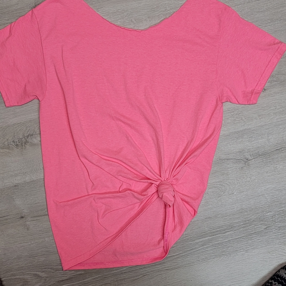 Pink 80's style rockin' short sleeve t-shirt with a knot size medium [13]